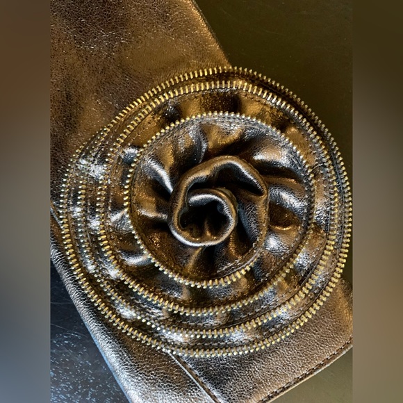 NWOT BEAUTIFUL BRONZE COLORED CLUTCH. 2COMPARTMENTS PLUS ZIPPER COMPARTMENT. - Picture 3 of 9